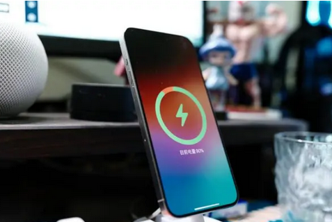 东河镇苹果15换屏服务分享用什么充电器给iPhone15充电更好 
